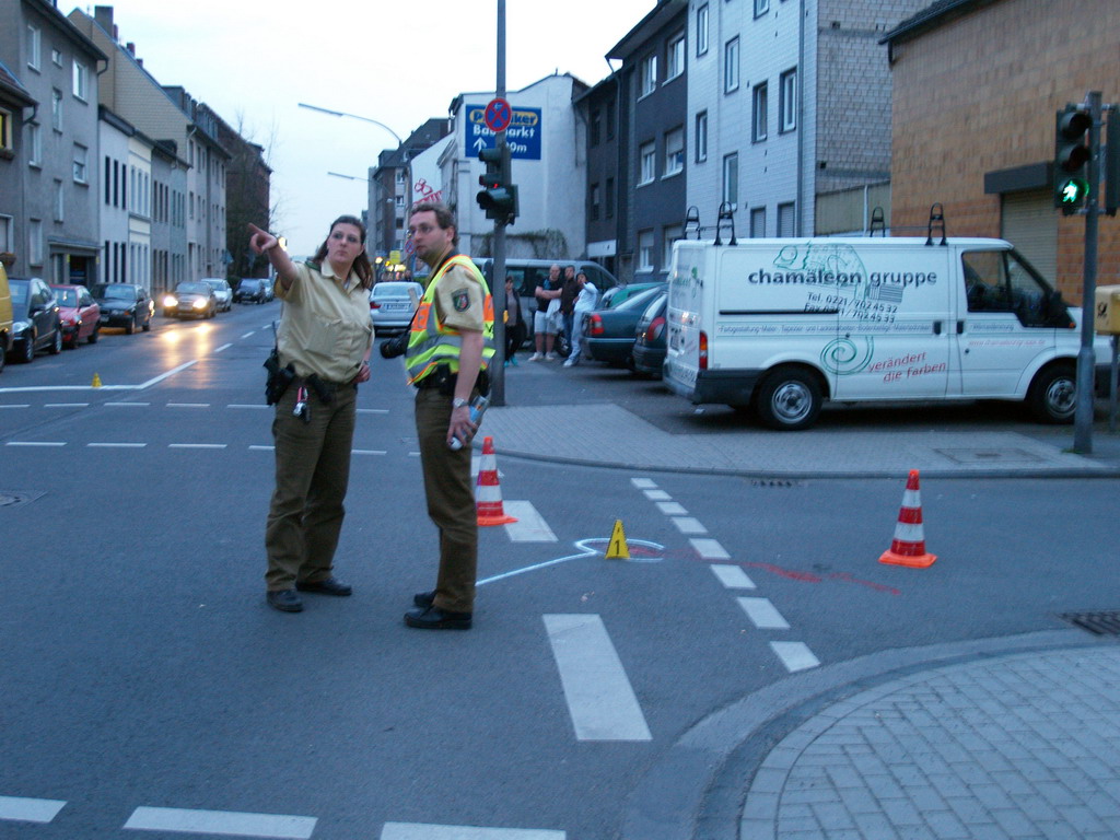 VU Fussgaenger angefahren schwer verletzt Koeln Gremberg Rolshoverstr P02.JPG